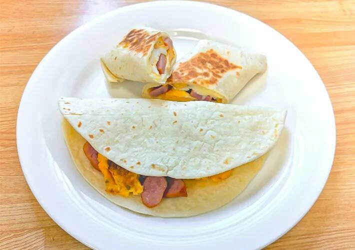 フライパン1つで『アメリカの朝ご飯』ウインナーと玉子を巻いたのは？「食べやすくておいしい」「ケチャップと合う」