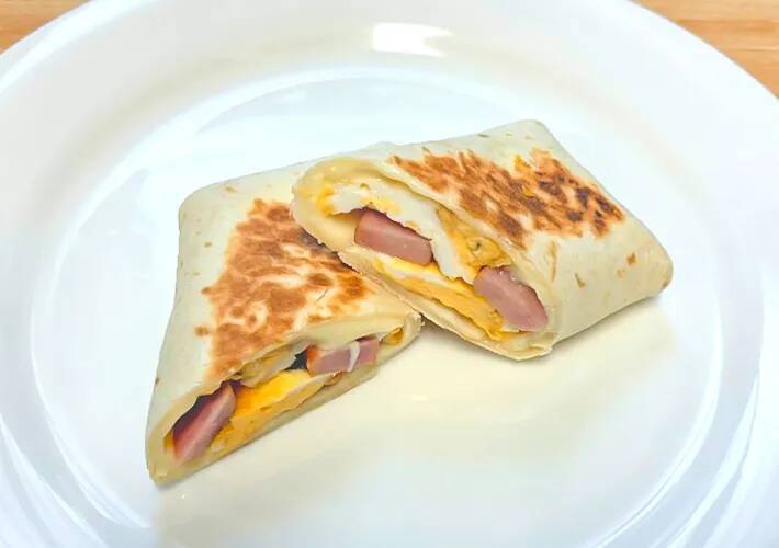 フライパン1つで『アメリカの朝ご飯』ウインナーと玉子を巻いたのは？「食べやすくておいしい」「ケチャップと合う」