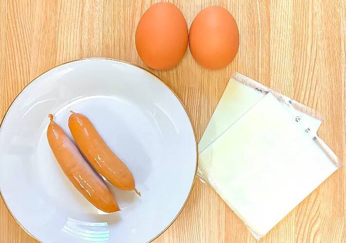 フライパン1つで『アメリカの朝ご飯』ウインナーと玉子を巻いたのは？「食べやすくておいしい」「ケチャップと合う」