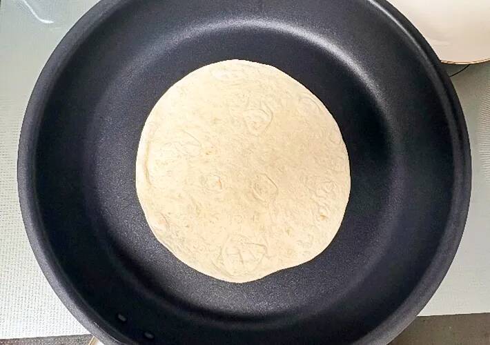 フライパン1つで『アメリカの朝ご飯』ウインナーと玉子を巻いたのは？「食べやすくておいしい」「ケチャップと合う」