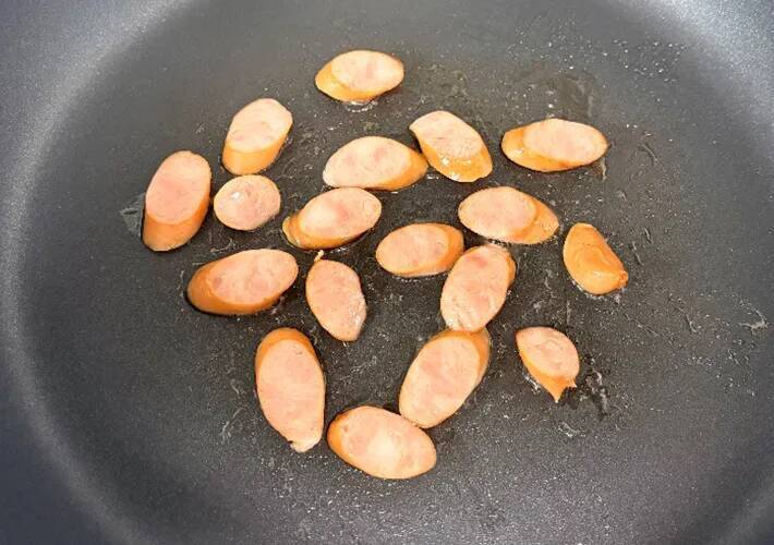 フライパン1つで『アメリカの朝ご飯』ウインナーと玉子を巻いたのは？「食べやすくておいしい」「ケチャップと合う」