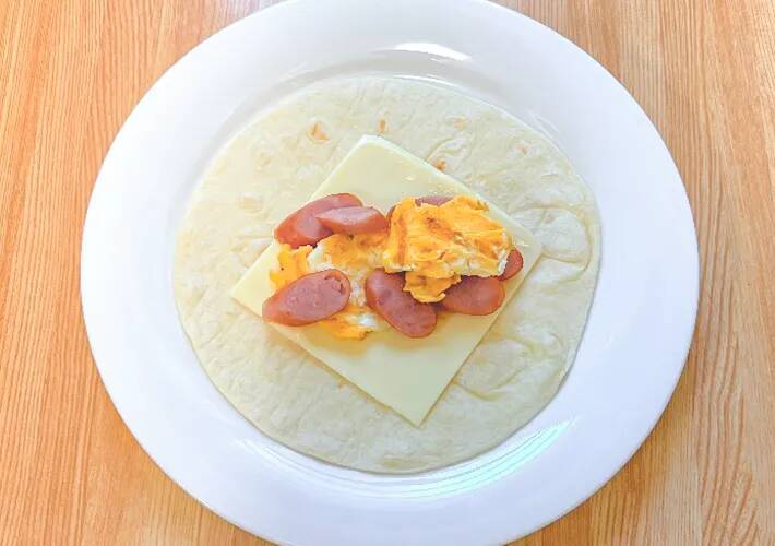 フライパン1つで『アメリカの朝ご飯』ウインナーと玉子を巻いたのは？「食べやすくておいしい」「ケチャップと合う」