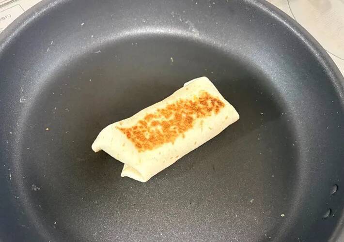 フライパン1つで『アメリカの朝ご飯』ウインナーと玉子を巻いたのは？「食べやすくておいしい」「ケチャップと合う」
