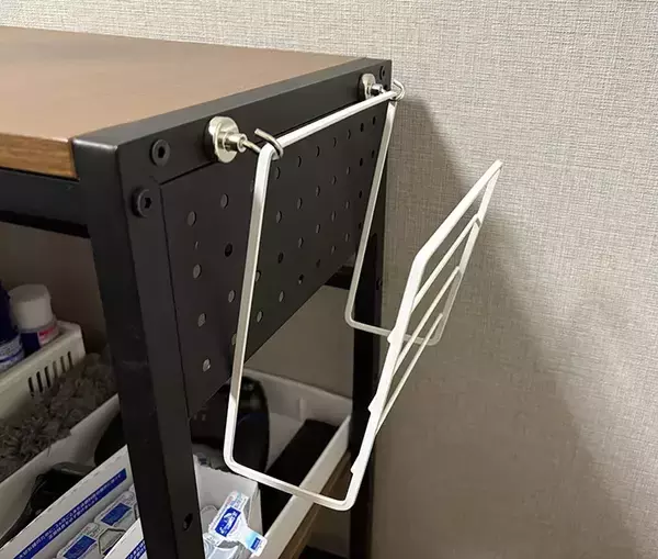 「ディッシュラックに結束バンドを通して…　活用法に「一気に収納スペースが増えた」」の画像