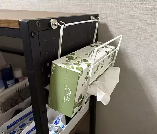 「ディッシュラックに結束バンドを通して…　活用法に「一気に収納スペースが増えた」」の画像