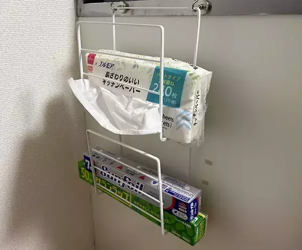 「ディッシュラックに結束バンドを通して…　活用法に「一気に収納スペースが増えた」」の画像