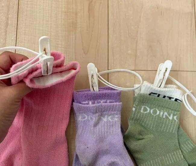 洗濯した靴下を『ひも付ピンチ』で挟んで…　そのまましまうと「探す手間ゼロ」