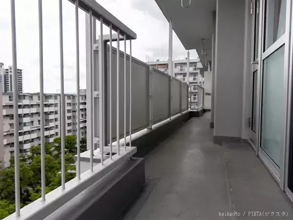 ゴミ捨てが面倒→ベランダからポイ捨てすると？　元警察官が回答