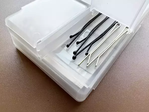 「めちゃくちゃ便利！　『ダイソー』で見つけた小物ケース、裏面を見て「えっ！？」」の画像