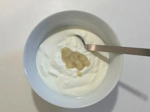 ヨーグルトに『塩こうじ』を混ぜると？　一晩置いた結果に「ビックリ」「早速試す」