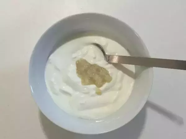 ヨーグルトに『塩こうじ』を混ぜると？　一晩置いた結果に「ビックリ」「早速試す」