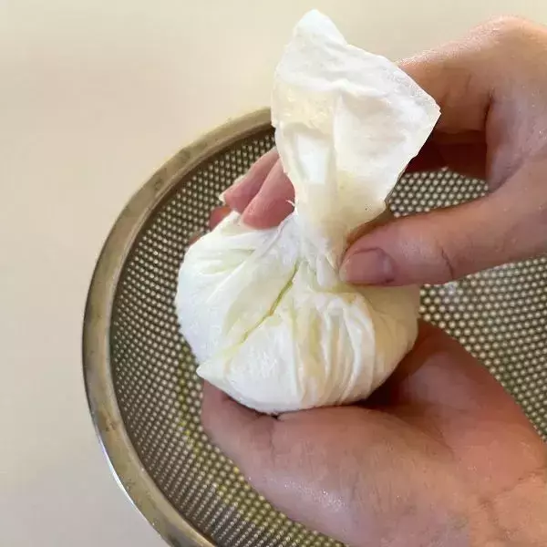 「ヨーグルトに『塩こうじ』を混ぜると？　一晩置いた結果に「ビックリ」「早速試す」」の画像