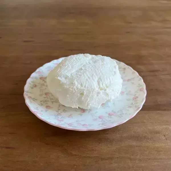 「ヨーグルトに『塩こうじ』を混ぜると？　一晩置いた結果に「ビックリ」「早速試す」」の画像