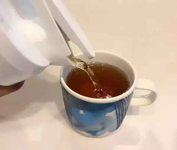 「「冷蔵庫で冷やすのやめた」　麦茶がたった『2分』で作れる目からウロコの裏ワザ」の画像