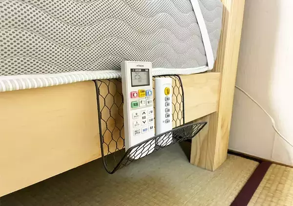 「『セリア』のメッシュラティスを5cm曲げると化ける　スマートな収納術でスッキリ！」の画像