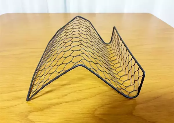 「『セリア』のメッシュラティスを5cm曲げると化ける　スマートな収納術でスッキリ！」の画像
