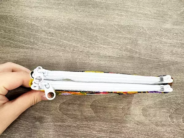 「糸も針も使わない！　余った100均ハギレで作る簡単ダブルポーチ」の画像