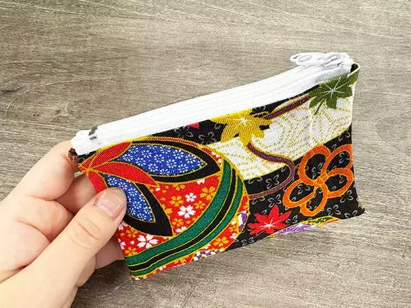 「糸も針も使わない！　余った100均ハギレで作る簡単ダブルポーチ」の画像
