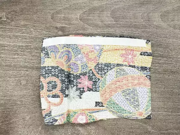 「糸も針も使わない！　余った100均ハギレで作る簡単ダブルポーチ」の画像