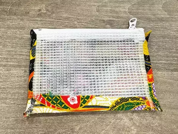 「糸も針も使わない！　余った100均ハギレで作る簡単ダブルポーチ」の画像