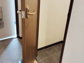 「突っ張り棒にブックエンド？」　ダイソー収納に「天才発想」「真似したい」【掃除が効率化する方法4選】