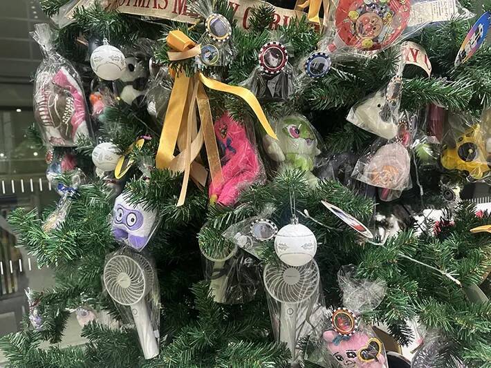 駅に大量に届く落とし物　駅員が発案した、クリスマスのまさかの活用法が？