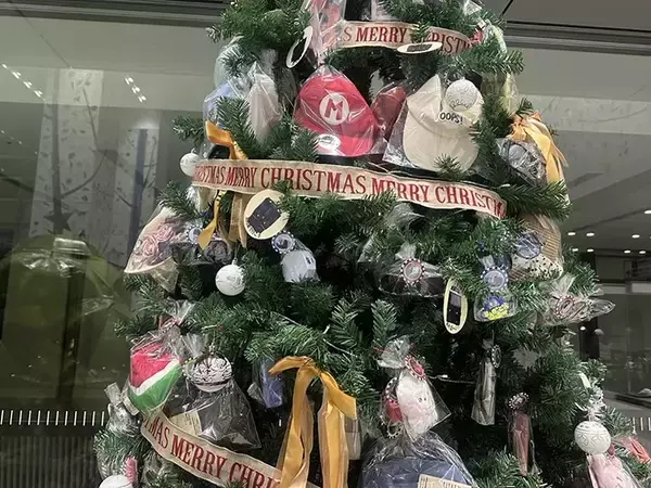 「駅に大量に届く落とし物　駅員が発案した、クリスマスのまさかの活用法が？」の画像