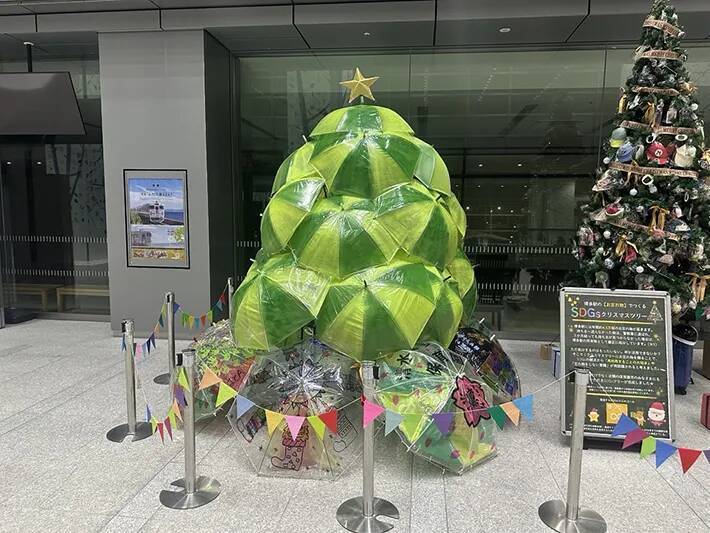 駅に大量に届く落とし物　駅員が発案した、クリスマスのまさかの活用法が？