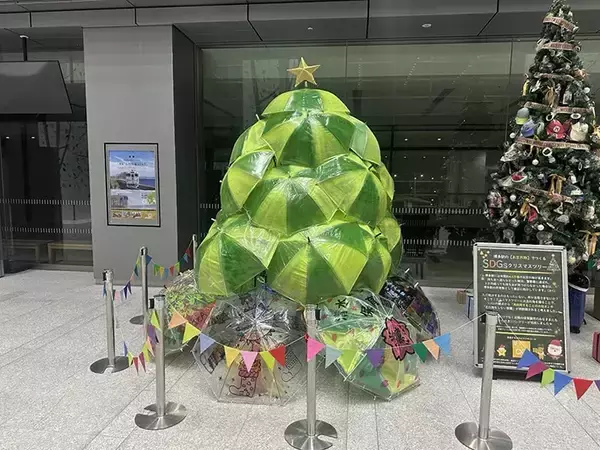 「駅に大量に届く落とし物　駅員が発案した、クリスマスのまさかの活用法が？」の画像
