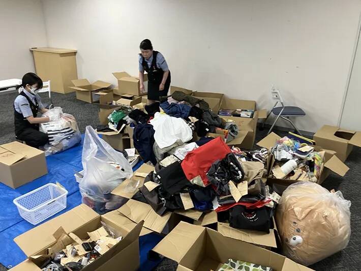 駅に大量に届く落とし物　駅員が発案した、クリスマスのまさかの活用法が？