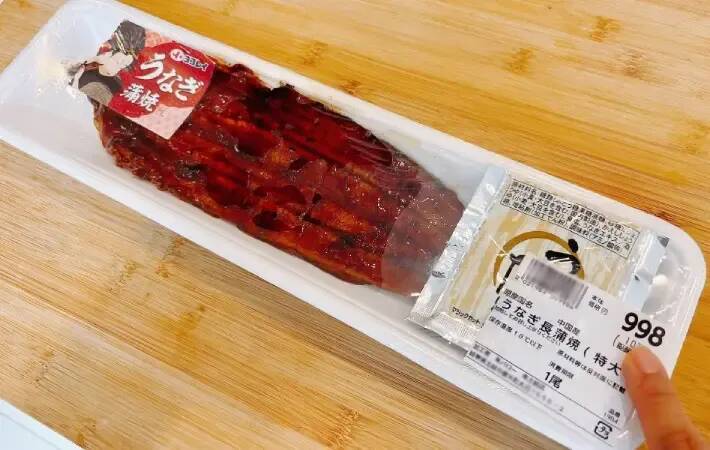 スーパーの『安いウナギ』はそのまま焼かない！　緑茶に入れて3分後…「驚いた」「フワフワで全然違う！」【土用の丑の日】