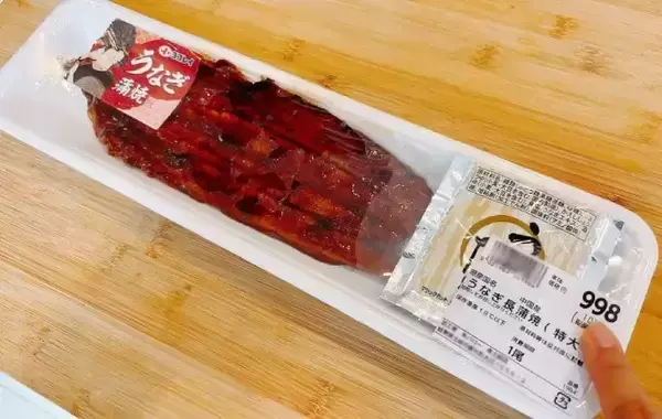 「スーパーの『安いウナギ』はそのまま焼かない！　緑茶に入れて3分後…「驚いた」「フワフワで全然違う！」【土用の丑の日】」の画像