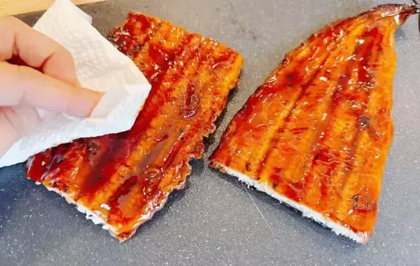 「スーパーの『安いウナギ』はそのまま焼かない！　緑茶に入れて3分後…「驚いた」「フワフワで全然違う！」【土用の丑の日】」の画像