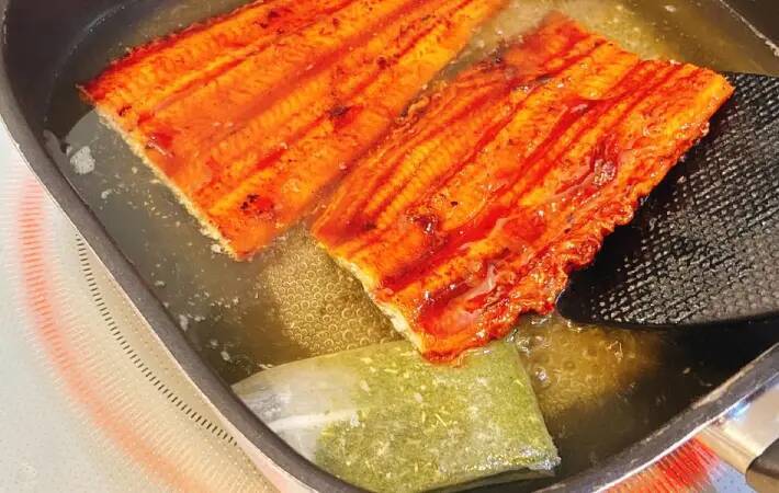 スーパーの『安いウナギ』はそのまま焼かない！　緑茶に入れて3分後…「驚いた」「フワフワで全然違う！」【土用の丑の日】