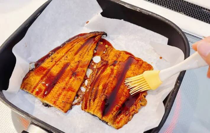 スーパーの『安いウナギ』はそのまま焼かない！　緑茶に入れて3分後…「驚いた」「フワフワで全然違う！」【土用の丑の日】