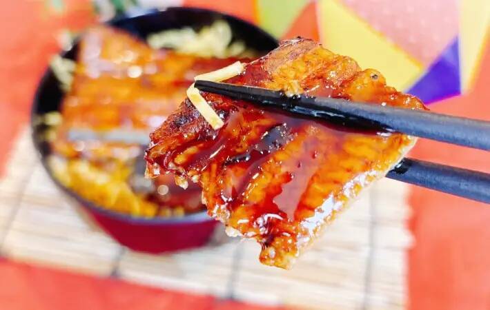 スーパーの『安いウナギ』はそのまま焼かない！　緑茶に入れて3分後…「驚いた」「フワフワで全然違う！」【土用の丑の日】
