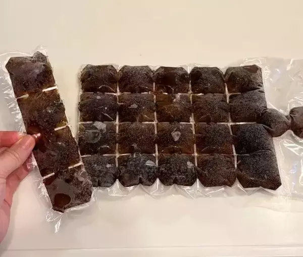 「コーヒーをダイソーの『袋』に入れて凍らせると？　想像以上の使い勝手に驚き！」の画像