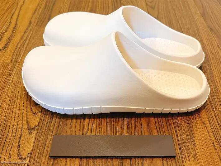 風呂用スリッパの置き場所が決まる！　“切って貼る”だけで「悩みが消えた」