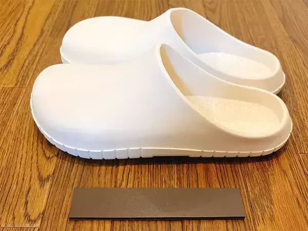 「風呂用スリッパの置き場所が決まる！　“切って貼る”だけで「悩みが消えた」」の画像