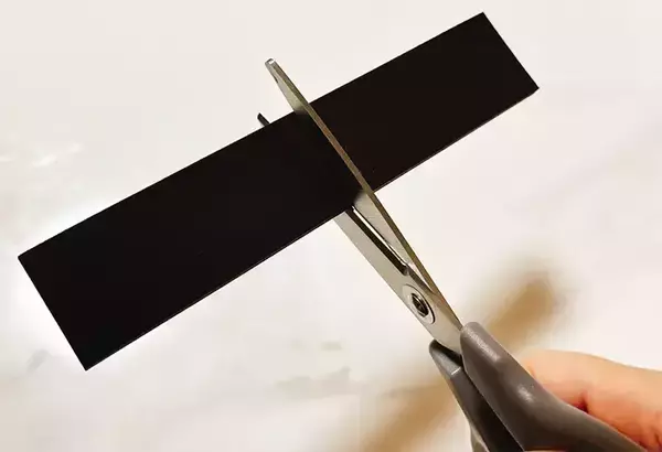 「風呂用スリッパの置き場所が決まる！　“切って貼る”だけで「悩みが消えた」」の画像