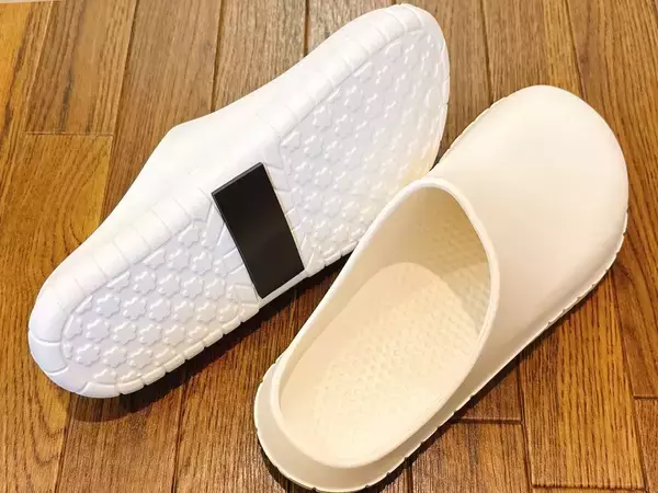 「風呂用スリッパの置き場所が決まる！　“切って貼る”だけで「悩みが消えた」」の画像