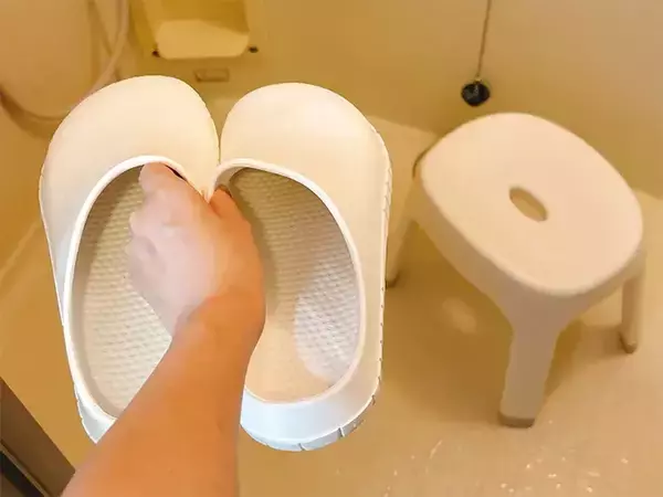 「風呂用スリッパの置き場所が決まる！　“切って貼る”だけで「悩みが消えた」」の画像