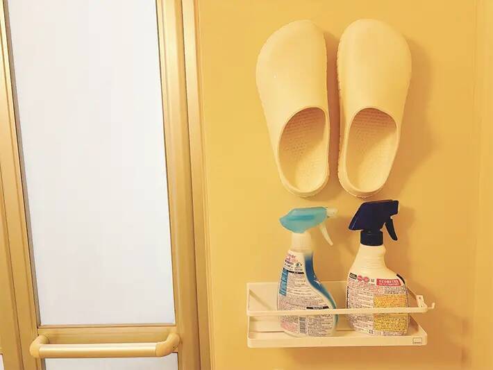風呂用スリッパの置き場所が決まる！　“切って貼る”だけで「悩みが消えた」