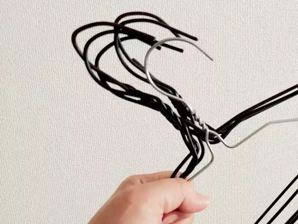 針金ハンガー2本を『結束バンド』で合体！　玄関で作ったものがこちら【収納4選】