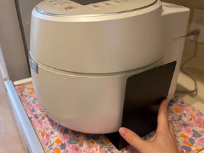 炊飯器の下に『ブックエンド』を敷くだけ！　側面にマグネットがつく快適アイディア
