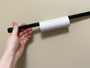 つっぱり棒×トイレットペーパーが意外と便利　ビニール袋を収納してみると…「片手でサッと取れる」
