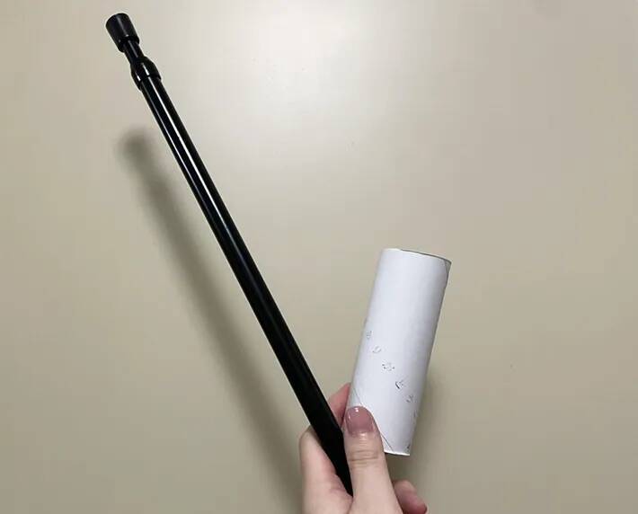 つっぱり棒×トイレットペーパーが意外と便利　ビニール袋を収納してみると…「片手でサッと取れる」