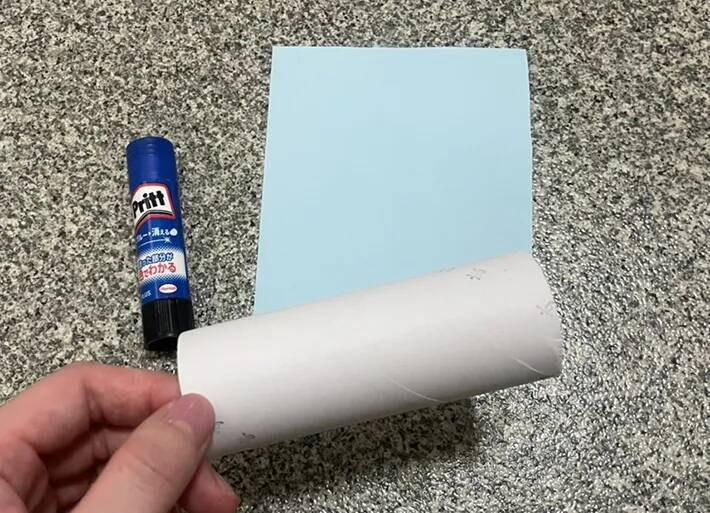 つっぱり棒×トイレットペーパーが意外と便利　ビニール袋を収納してみると…「片手でサッと取れる」