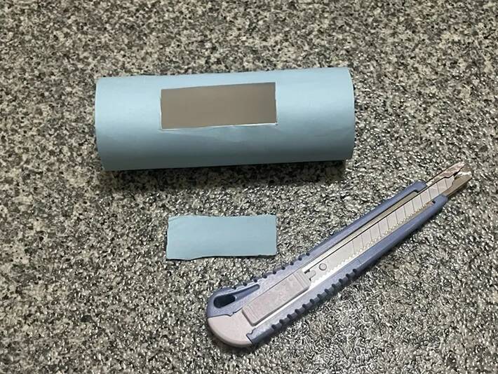 つっぱり棒×トイレットペーパーが意外と便利　ビニール袋を収納してみると…「片手でサッと取れる」