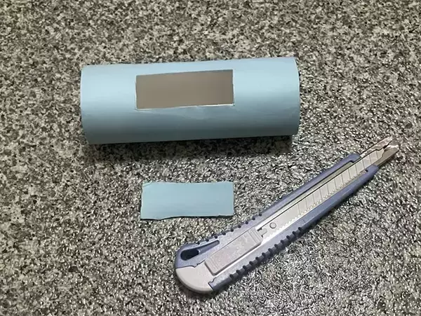 「つっぱり棒×トイレットペーパーが意外と便利　ビニール袋を収納してみると…「片手でサッと取れる」」の画像
